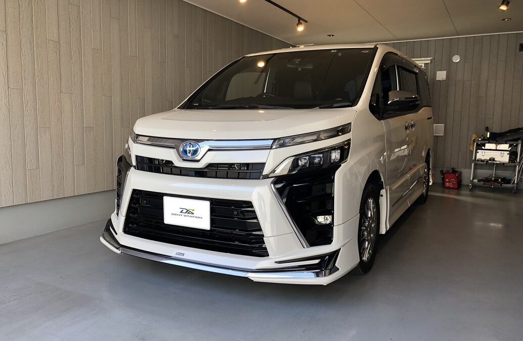 トヨタ・ヴォクシー　フロントガラス修理