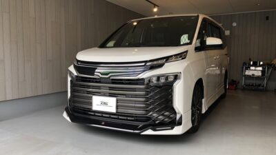 トヨタ・ヴォクシー　フロントガラス修理