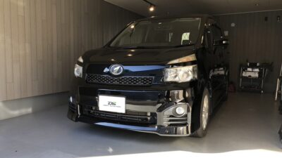 トヨタ・ヴォクシー　フロントガラス修理