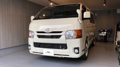 トヨタ・ハイエース　フロントガラス修理