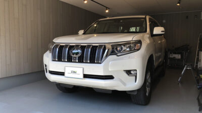 【厚木市】トヨタ・ランクルプラド　高速道路での飛び石ヒビ修理　