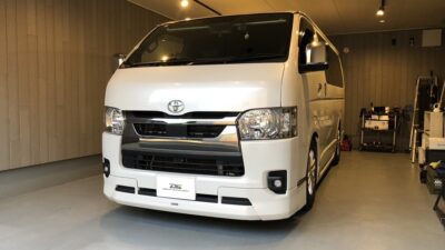 【伊勢原市】トヨタ・ハイエース　フロントガラス 飛び石 修理